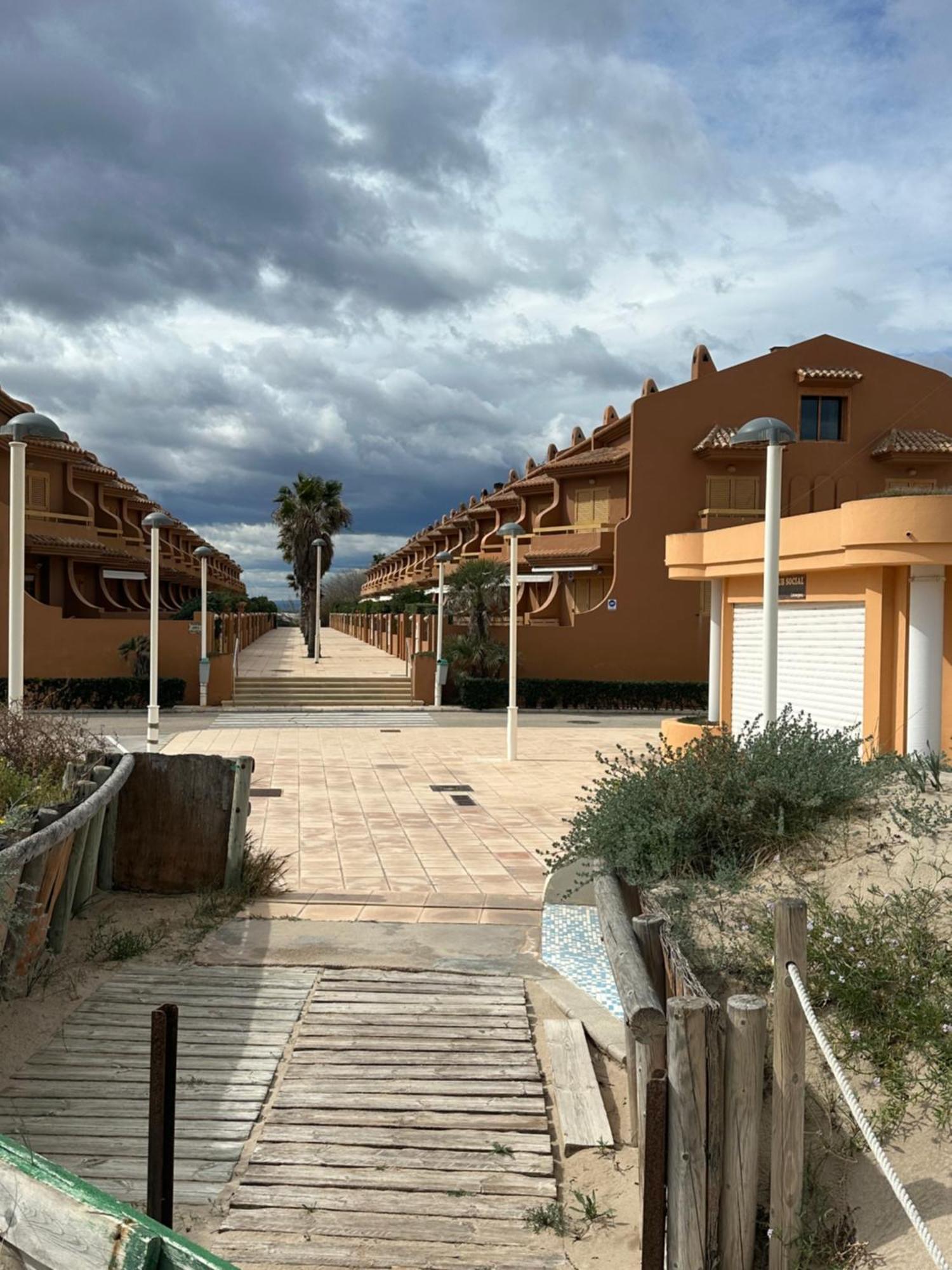 Adosado En La Playa De El Perellonet Con Piscina, Pista Tenis Holiday home *